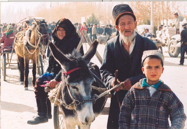 Uyghur-elders-sunday-market-Kashgar