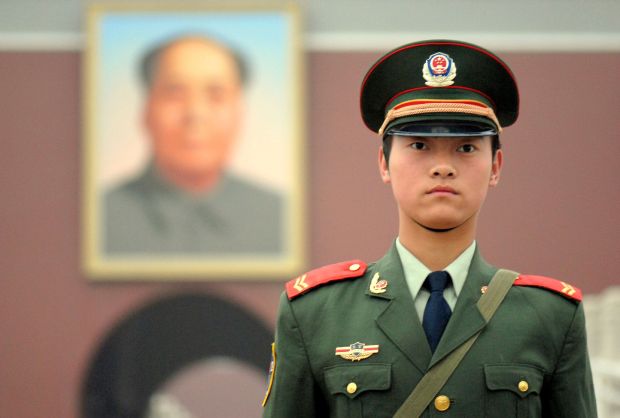 Chinese_soldier_on_Tienanmen_Square