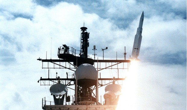 800px-USS_Vincennes_launching_SM-2MR_in_1987